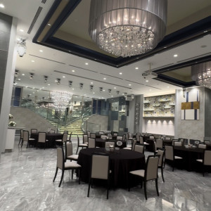 天井が高く、広々とした会場、階段がとても素敵|788993さんのベルクラシック甲府の写真(2627472)