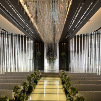 カーテンが開いた状態の、自然光が入るチャペル