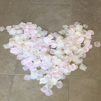 挙式で使われた花びらがハート型に集められていました。