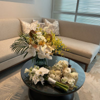 挙式後、宿泊部屋に披露宴会場装花のアレンジが置かれていた