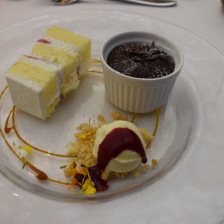 ケーキとアイス、フォンダンショコラのデザート。