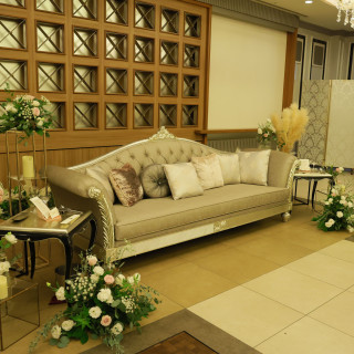 新郎新婦のソファー席。ゲストに衣装が見え良かったです。