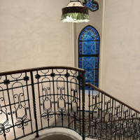 螺旋階段にあるステンドグラス