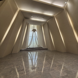 完全室内だからこその場所。高い天井で、あっと驚く演出も。