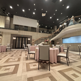 階段がある綺麗な披露宴会場。