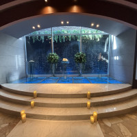 清潔感のある華やかな挙式会場。