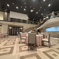 階段がある綺麗な披露宴会場。