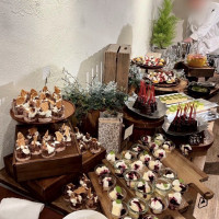 沢山の種類のデザートビュッフェ