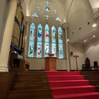 チャペル内観(ゲストベンチ一列目からの景色)