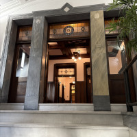 披露宴会場と受付がある建物のロビー外観