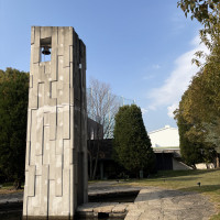 チャペル出口のモニュメント