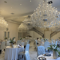 大きなシャンデリアのある披露宴会場