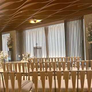 カーテンを閉めるとガラリと雰囲気が変わる挙式会場
