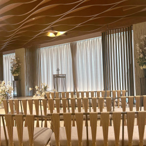 カーテンを閉めるとガラリと雰囲気が変わる挙式会場|789189さんのLUCIS（ルーキス）の写真(2632491)