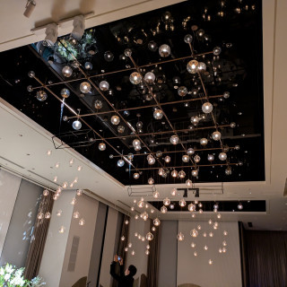 披露宴会場の天井。装飾は変えられるらしくこの日はキャンドル装