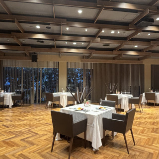 狭い方の会場で、床は茶色。机やお花の色味でシックにできる。