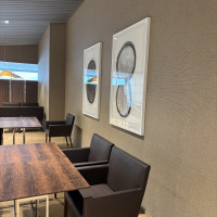 ゲスト待つロビーをはじめ、至る所にアートが飾ってある。