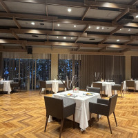 狭い方の会場で、床は茶色。机やお花の色味でシックにできる。