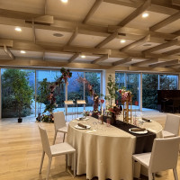 広い方の会場をゲストから新郎新婦を見る画角。後ろにガーデン。