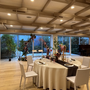 広い方の会場をゲストから新郎新婦を見る画角。後ろにガーデン。|789223さんのMIRAIE Wedding（ミライエウエディング）の写真(2628597)