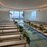 このガラスのヴァージンロードがとても素敵です。