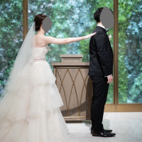 挙式会場で2人の顔合わせのシーン