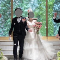 挙式でのフラワーシャワーのシーン