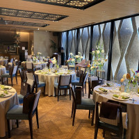 窓から入る光が素敵な披露宴会場です