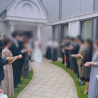 挙式後のフラワーシャワーの時の写真です。