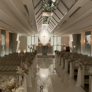 照明を落としたチャペル