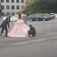 正面エントランスにて撮影