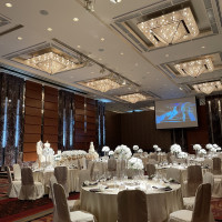 天井が高い披露宴会場