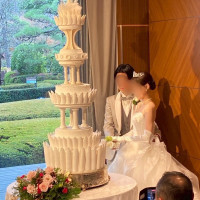 ホテル婚らしい高さのあるイミテーションケーキにしました