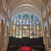 チャペルの大きなステンドグラス