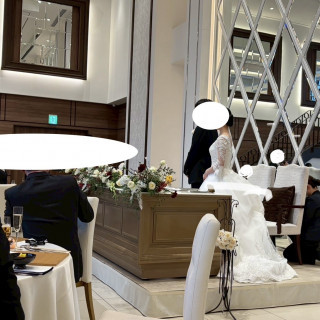 テーブル装花は赤と白を貴重にしたカラーにしてもらいました