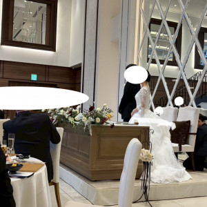 テーブル装花は赤と白を貴重にしたカラーにしてもらいました|789453さんのララシャンスHIROSHIMA迎賓館の写真(2629443)