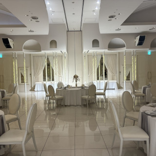 白基調の披露宴会場