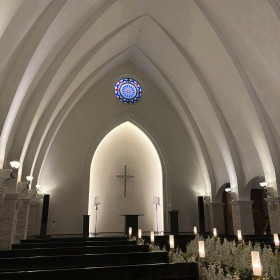 天井が高く、ロマンチックな挙式会場