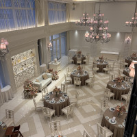 白基調の会場です。
とっても可愛くてお姫様な気分になれます。