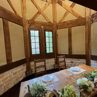 大きな窓がついている高砂席