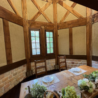 大きな窓がついている高砂席