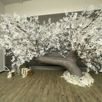 フリーフォトスペースの大きな木のオブジェ