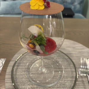 お花を使った有機野菜をチョコの蓋でカバーした料理|789563さんのザ クラブ オブ エクセレントコーストの写真(2629850)