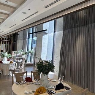披露宴会場はカーテンの開閉もできます。