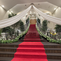 チャペルから流れるように案内された階段です。