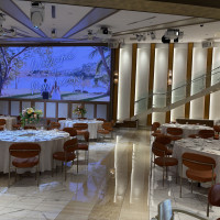 披露宴会場の椅子がオレンジなのもきになりました。