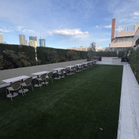 チャペル横の道からお庭へ向かうことができます。