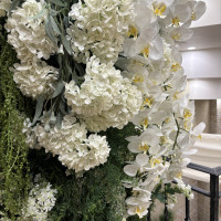 造花ですが、華やかなお花がチャペル前にありました。