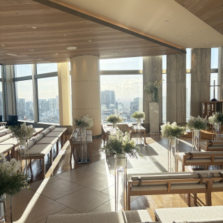 逆光にならないように工夫されたチャペルとのことです。