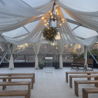 日比谷公園をバックにした挙式会場。